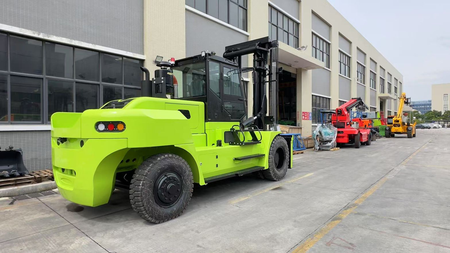 SINOFORKLIFT branded heavy duty forklift detail