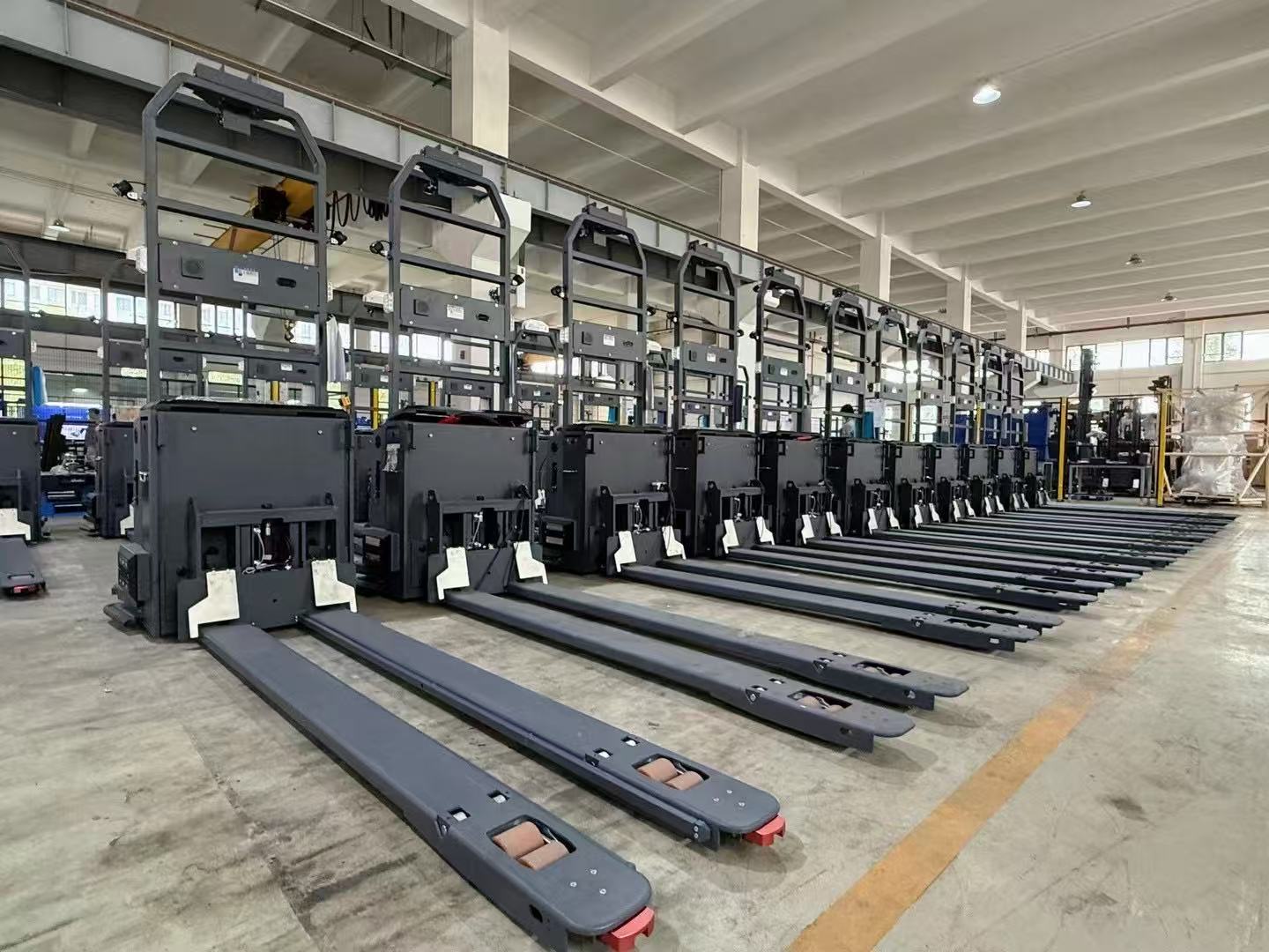 SINOFORKLIFT orange forklift in workshop